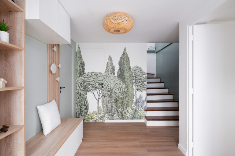 Rénovation d'une maison à Barberaz avec la création d'une meuble d'entrée sur-mesure et d'un papier peint panoramique mettant en valeur cette entrée.