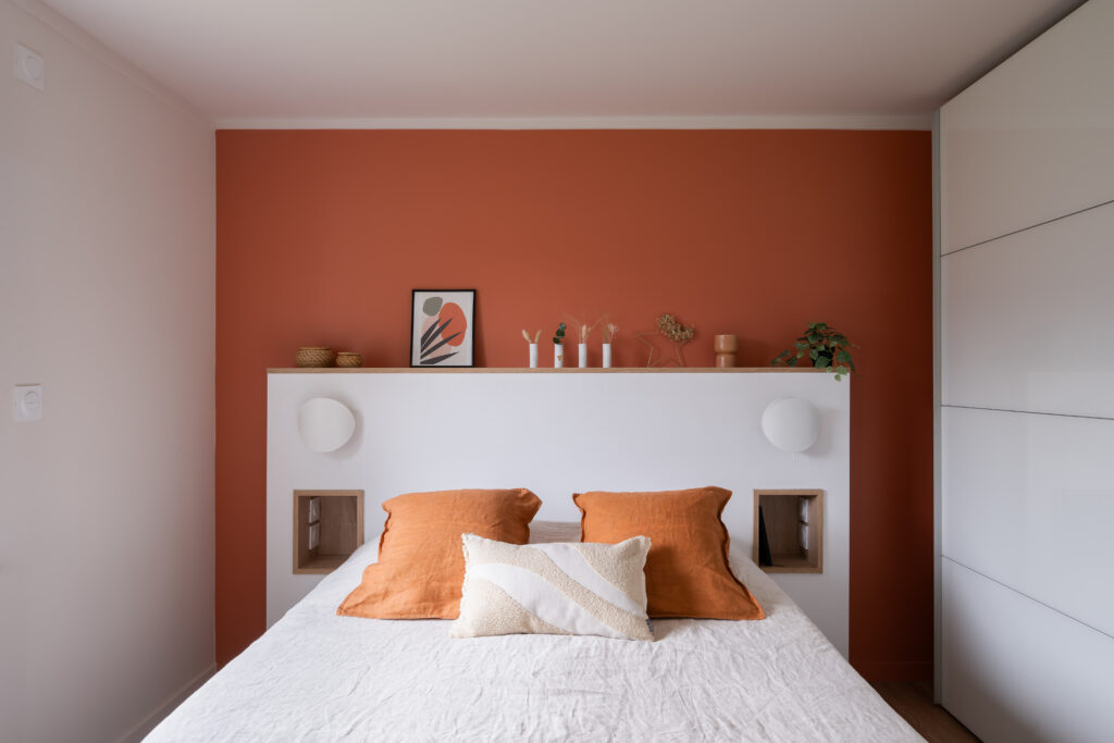 Aménagement d'une chambre couleur terracotta pour la rénovation de cette maison située à Barberaz en Savoie