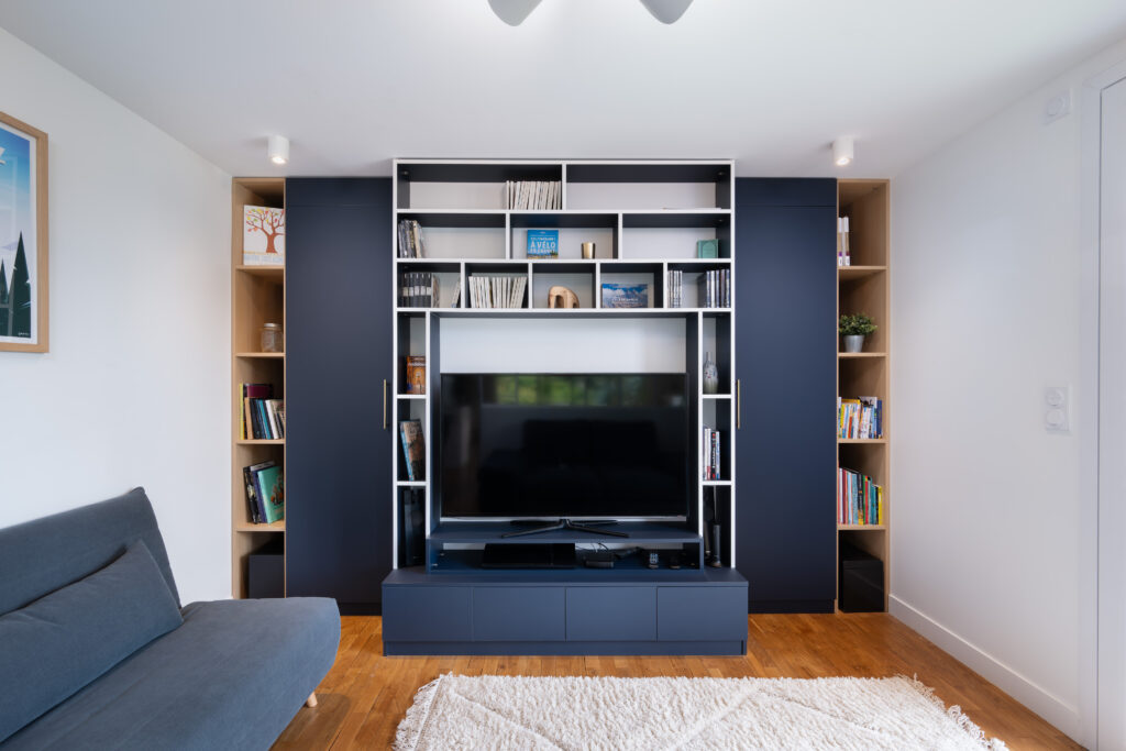 Réalisation d'un meuble tv bibliothèque sur-mesure pour la création de cette pièce. Optimisation d'espace et décoration rénovation maison Barberaz