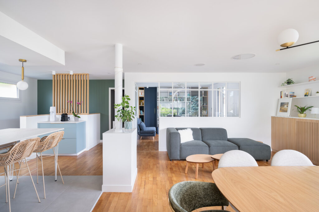 Aménagement intérieur et décoration d'intérieur pour cette maison dans une ambiance moderne et contemporaine avec la création d'une verrière sur-mesure.